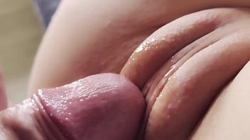 Пышногрудая поебушка онанирует бледный пенис